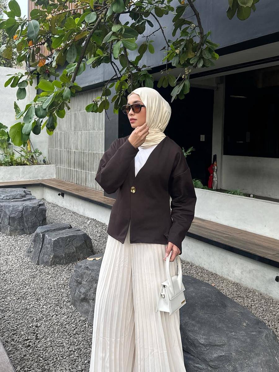 mix and match outfit cokelat tua ala Fita Wulansari