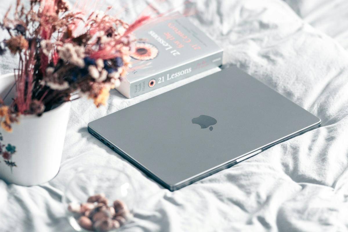 ilustrasi MacBook Pro 14 inci