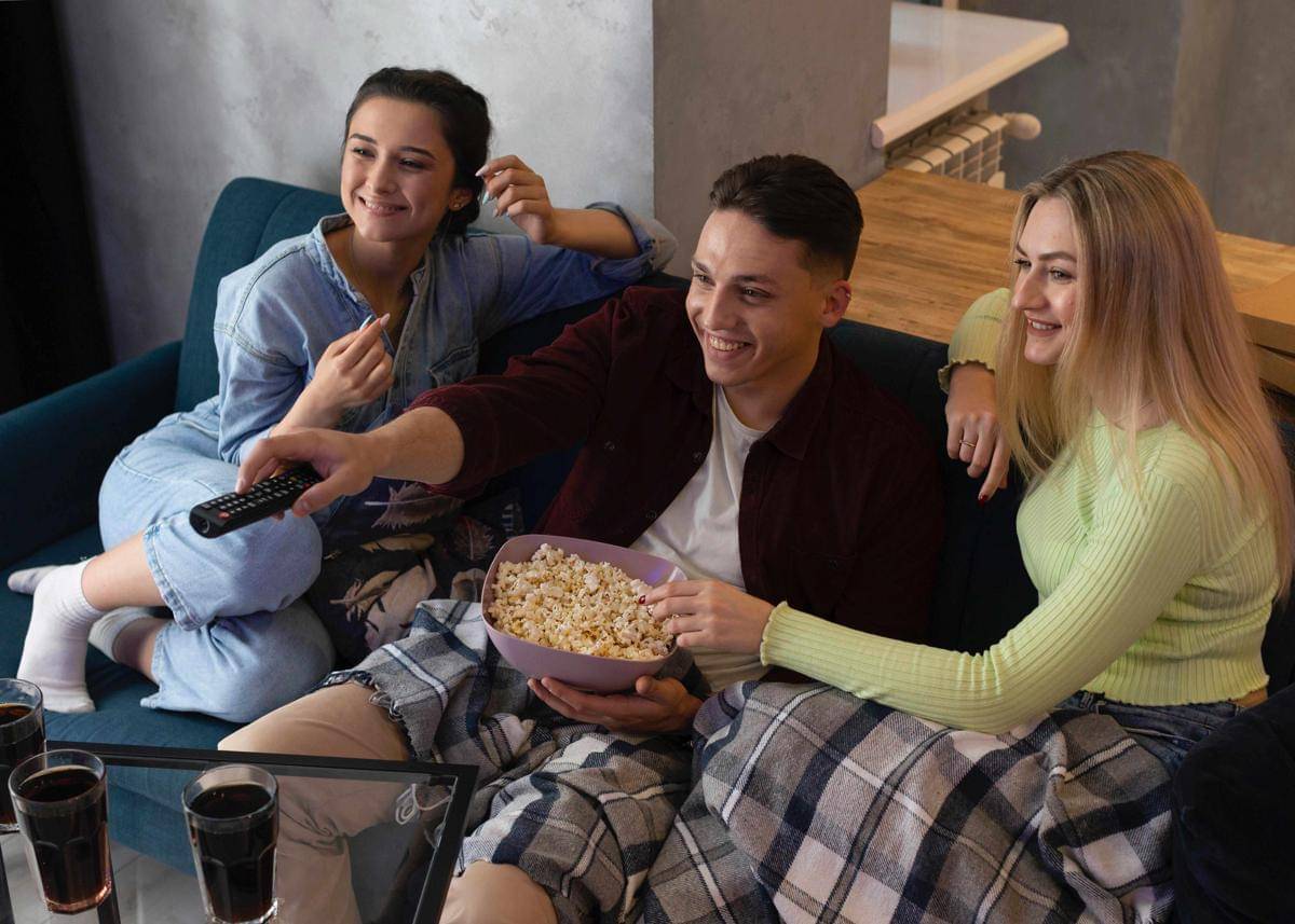 ilustrasi nonton film bareng teman