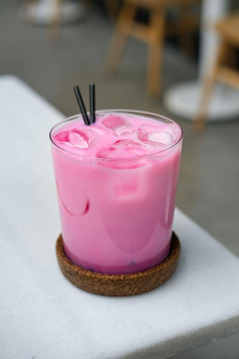 ilustrasi minuman taro dengan campuran susu