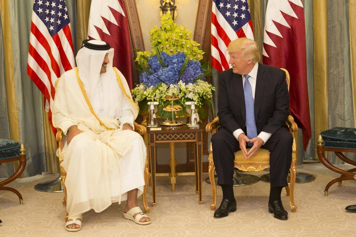 Presiden AS, Donald Trump bertemu dengan Emir Qatar, Sheikh Tamim bin Hamad Al Thani, dalam pertemuan bilateral mereka, Minggu, (21/05/2017), di Hotel Ritz-Carlton di Riyadh, Arab Saudi. Foto Resmi Gedung Putih oleh Shealah Craighead