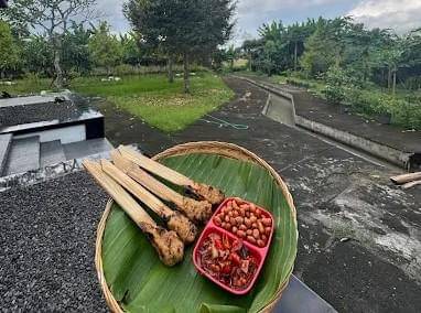 Makan di area rumah khas Bali yang asri.
