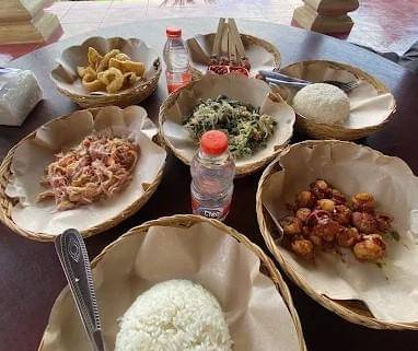 Sajian khas warung Jero Kanginan.