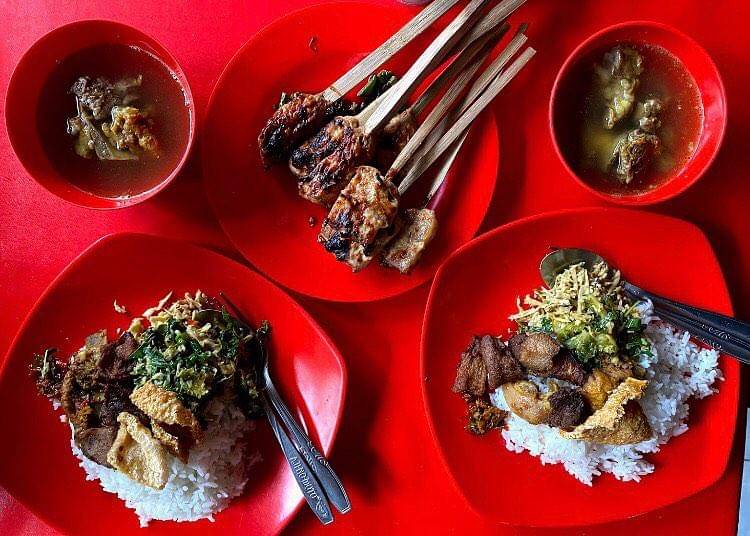 Nasi campur di Warung Nasi Kajeng.