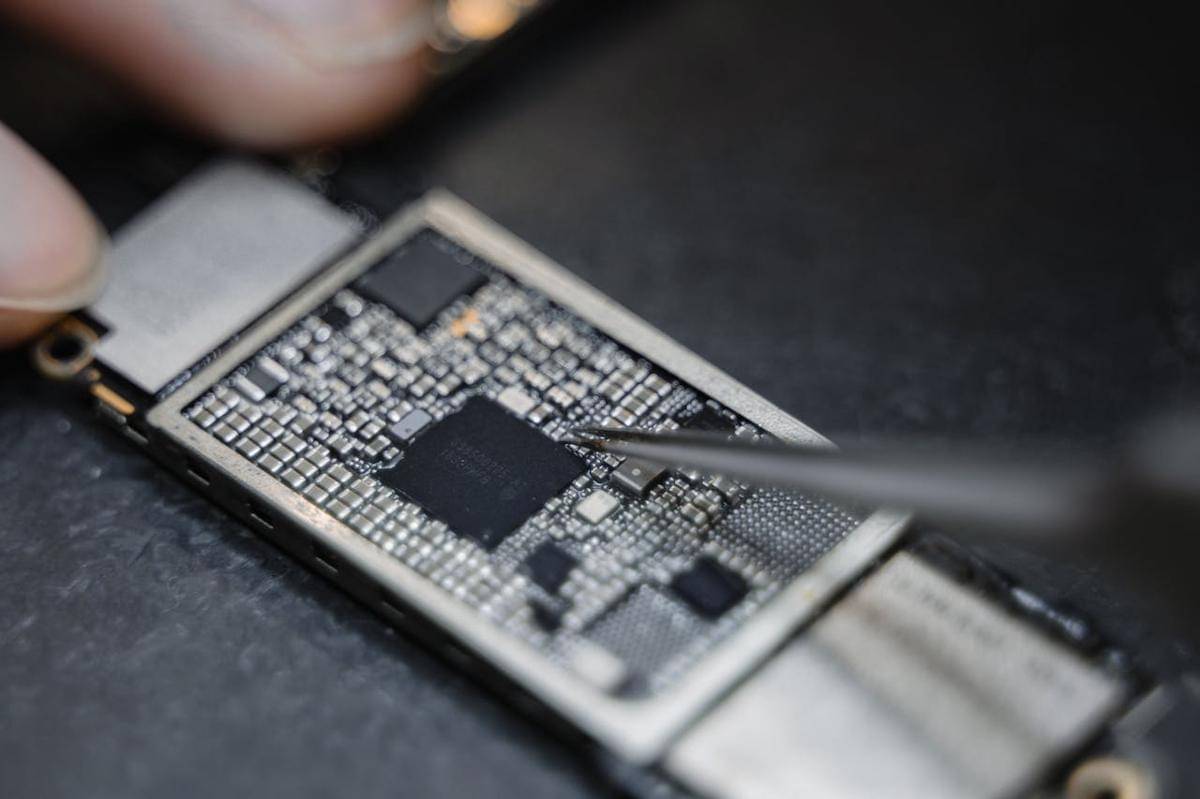 ilustrasi chip semiconductor