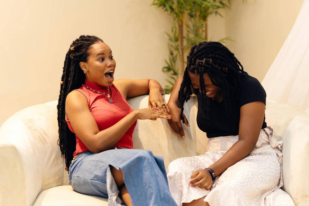 Ilustrasi mengobrol dengan teman.