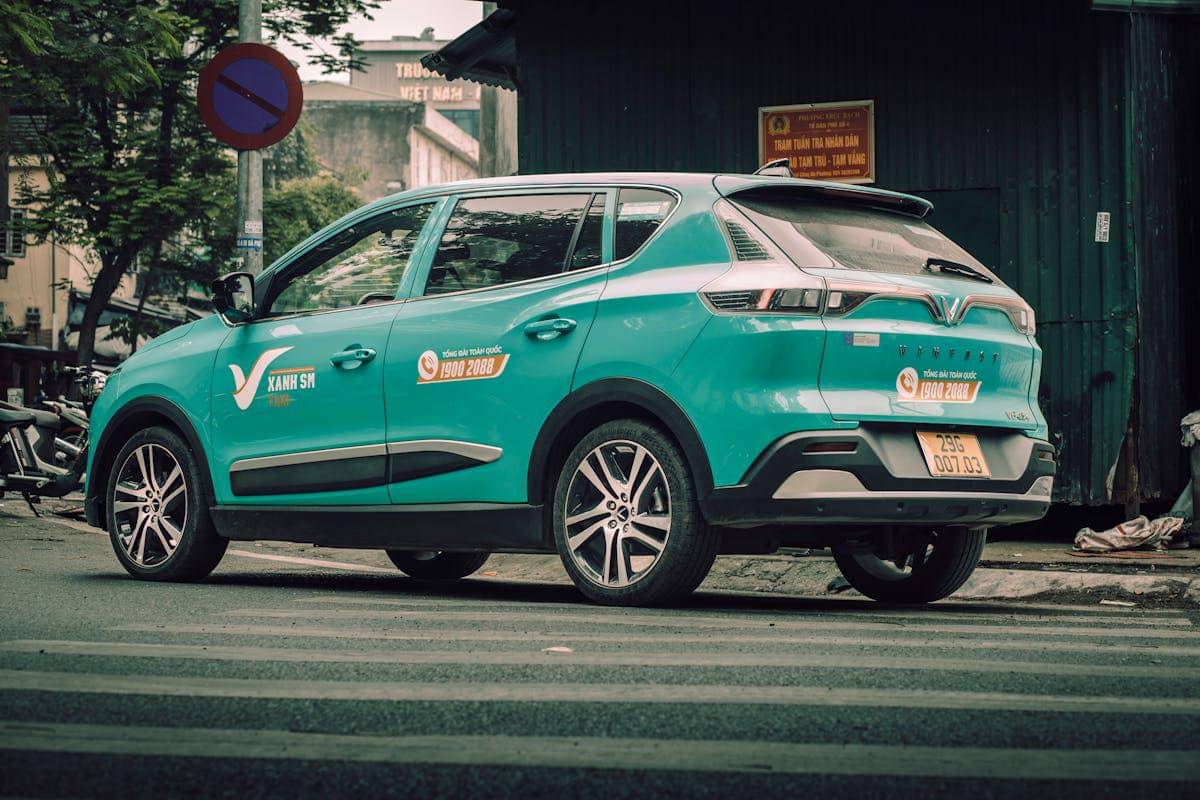 ilustrasi mobil sewa di Vietnam