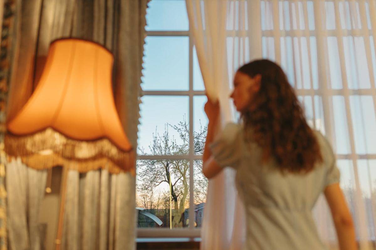 ilustrasi membuka tirai rumah