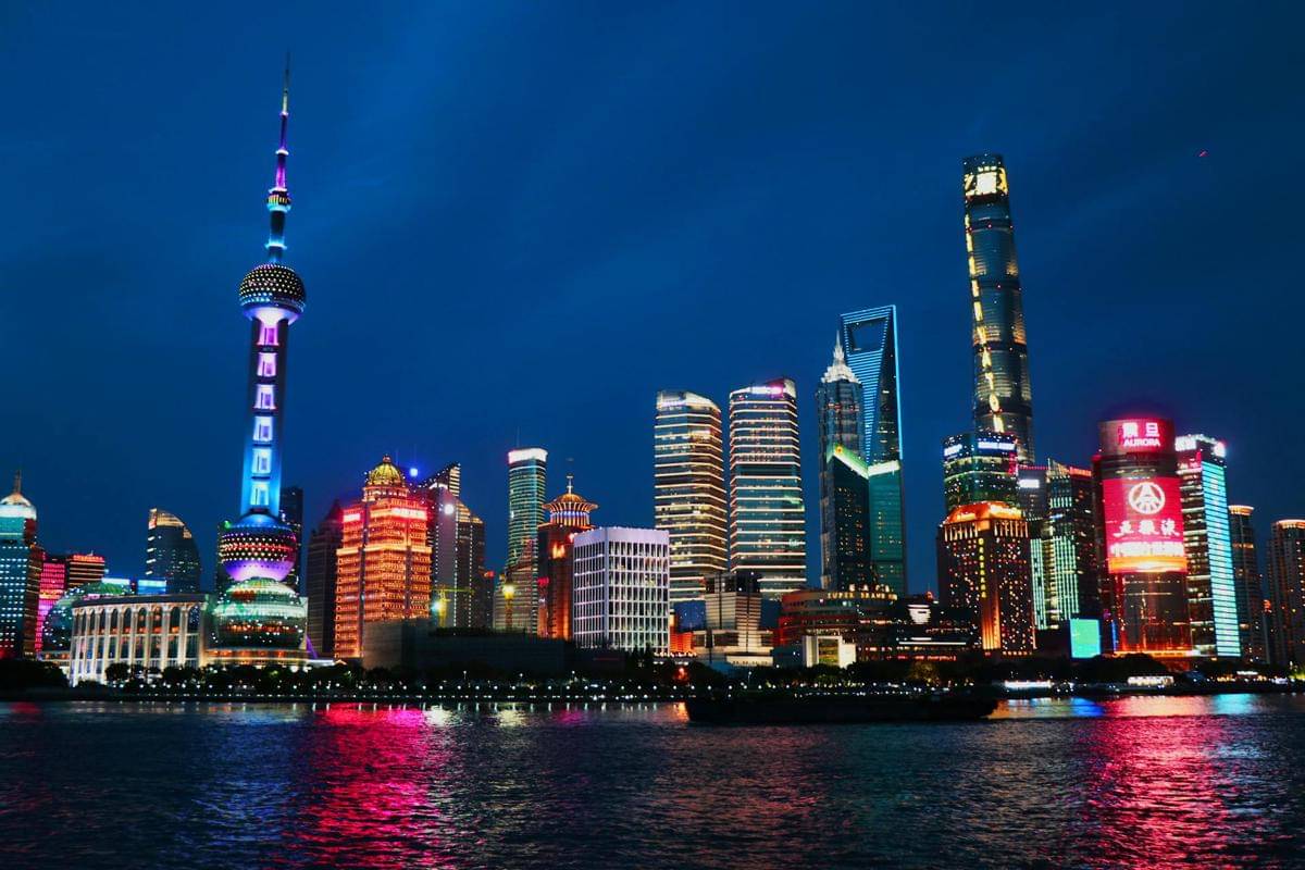 ilustrasi shanghai di malam hari