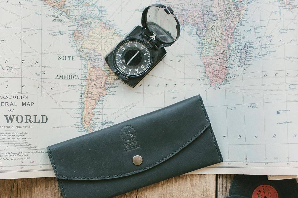 ilustrasi kompas dan peta