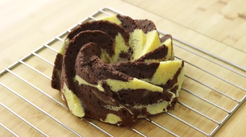 ilustrasi bolu marmer kukus cokelat meses