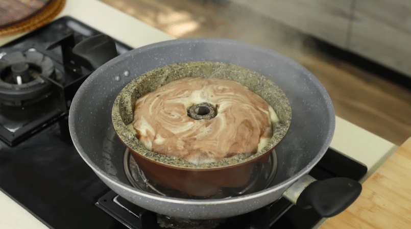 ilustrasi mengukus adonan bolu marmer cokelat meses