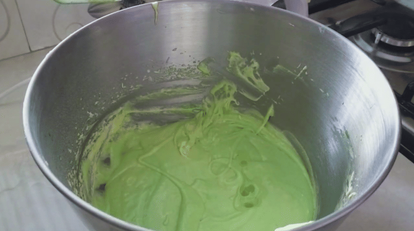 ilustrasi membuat adonan bolu mentega pandan meses