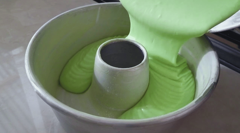 ilustrasi menuang adonan bolu mentega pandan ke dalam loyang