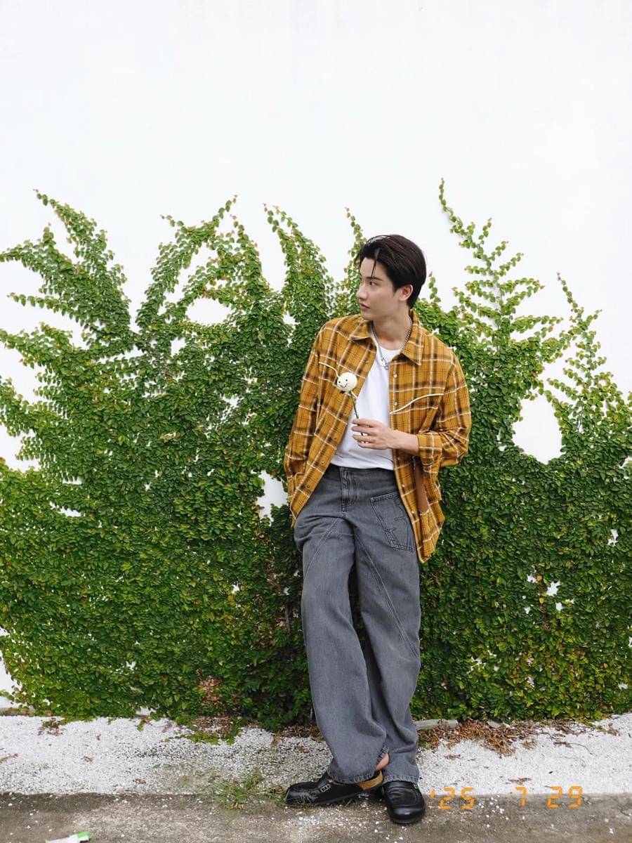 inspirasi outfit Tay Tawan