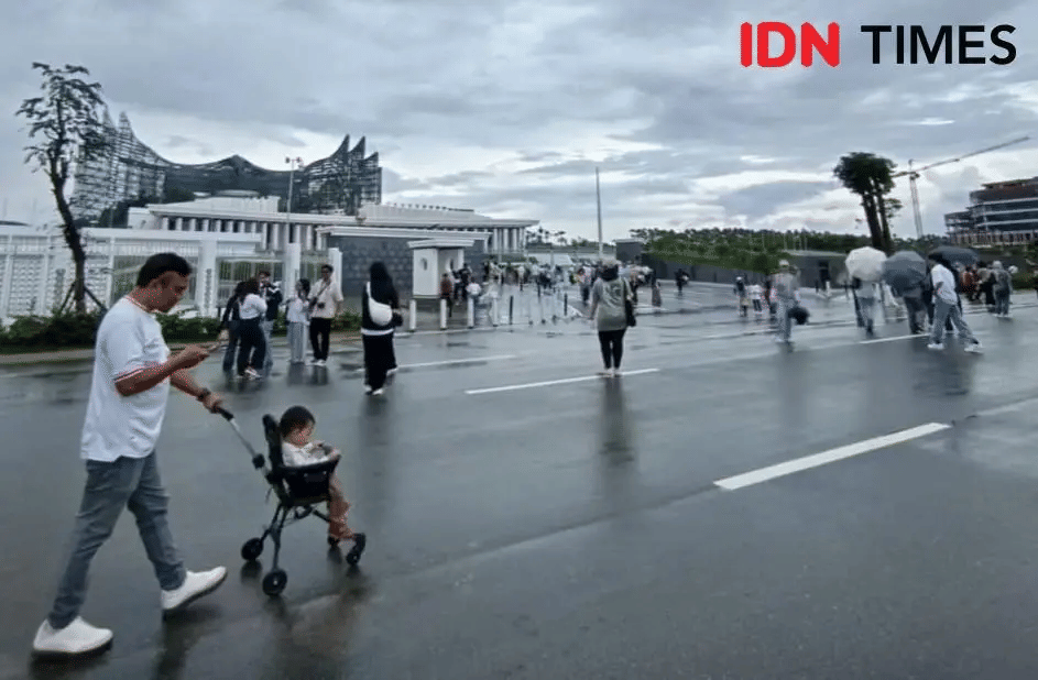 Pengunjung melintas di depan Istana Negara KIPP IKN. (IDN Times/Erik Alfian)