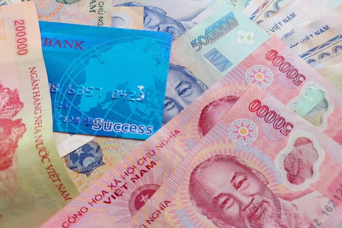 Potret uang kertas dong Vietnam