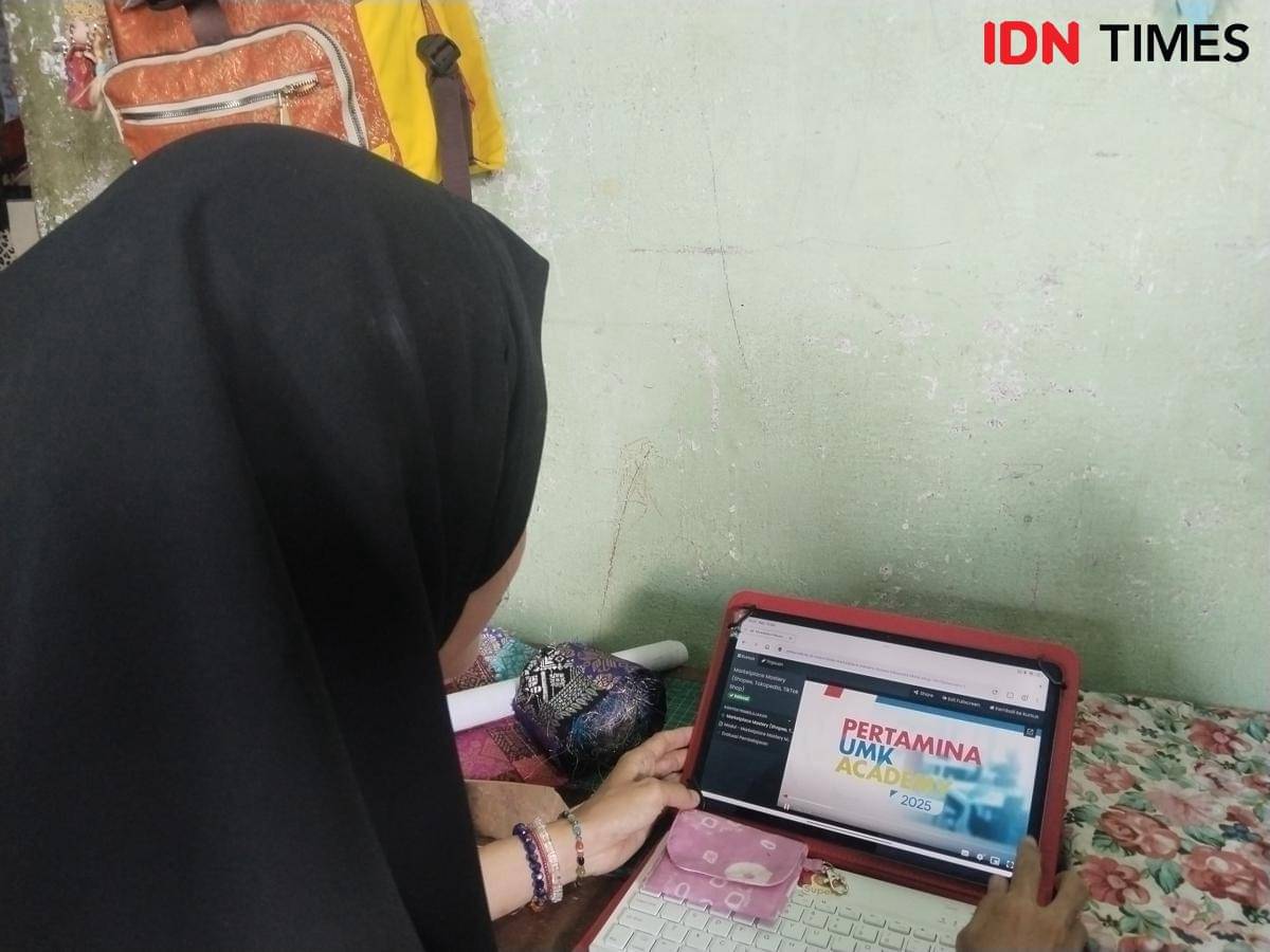 Pelaku UMKM Palembang Sherlly yang merupakan peserta Pertamina UMK Academy 2025