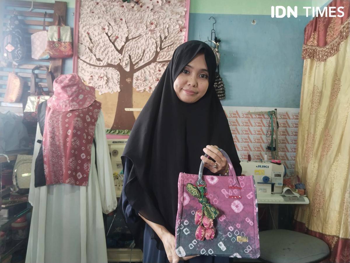 Pelaku UMKM Palembang Sherlly yang merupakan peserta Pertamina UMK Academy 2025.