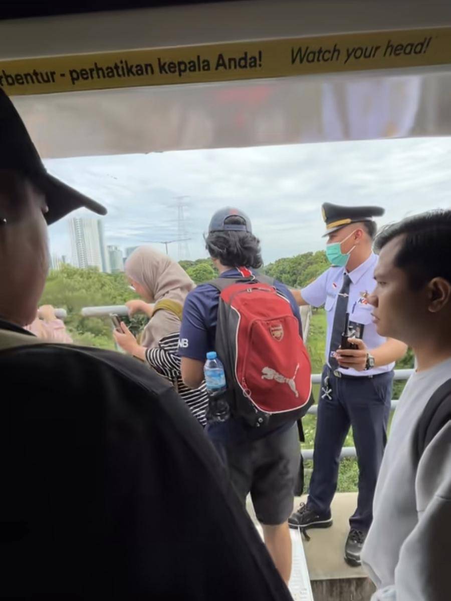 Viral penumpang LRT jalan di atas rel