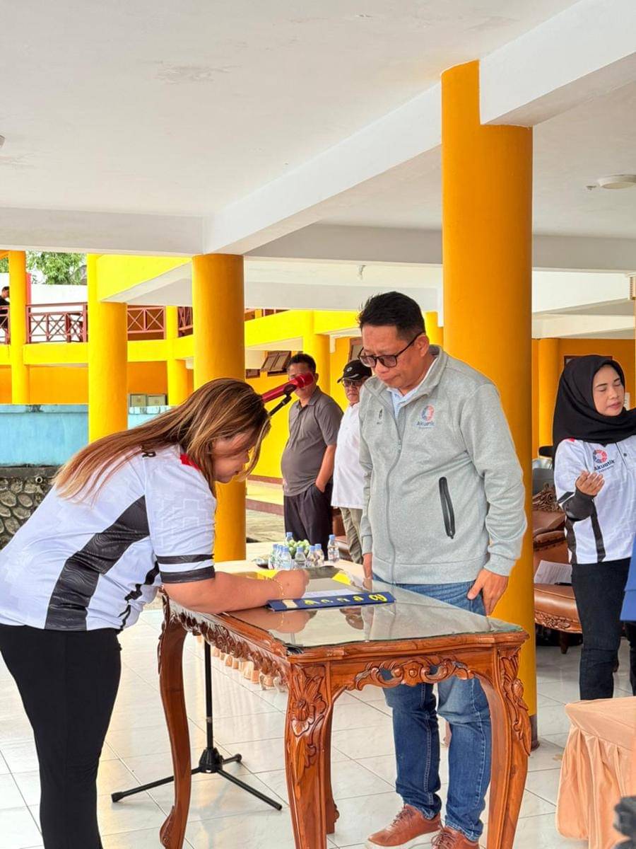 Ketua Akuatik Kaltim Alimuddin menyaksikan penandatanganan SK oleh Ketua Akuatik Kukar Novi Wulandari Damansyah