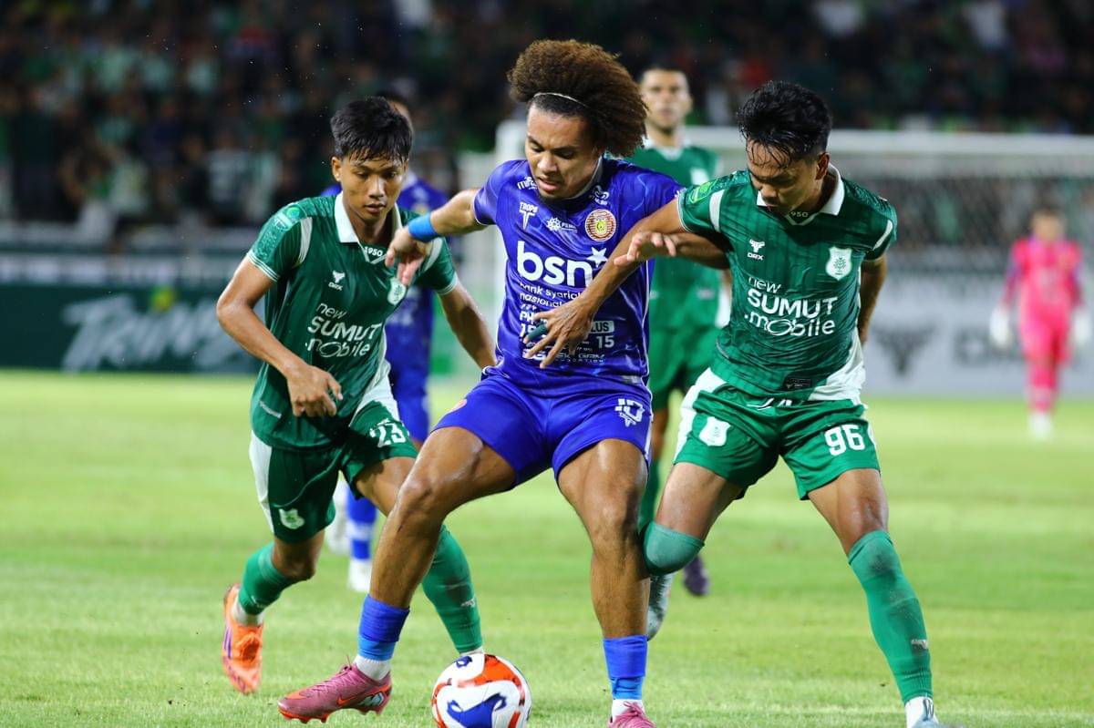 Duel PSMS kontra Persiraja di Stadion Utama Sumut pada lanjutan Championship, Sabtu (26/10/2025) (IDN Times/Doni Hermawan)