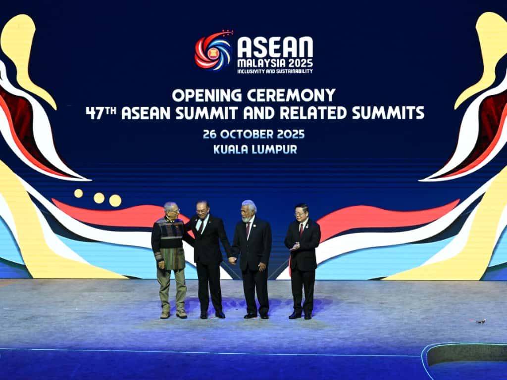 Presiden Timor Leste Jose Ramos Horta (kiri), PM Malaysia Anwar Ibrahim (kedua kiri), PM Timor Leste Xanana Gusmao (kedua kanan), Sekjen ASEAN Kao Kim Hourn (kanan) dalam peresmian Timor Leste sebagai anggota ke-11 ASEAN. (Dok. BPMI Setpres)
