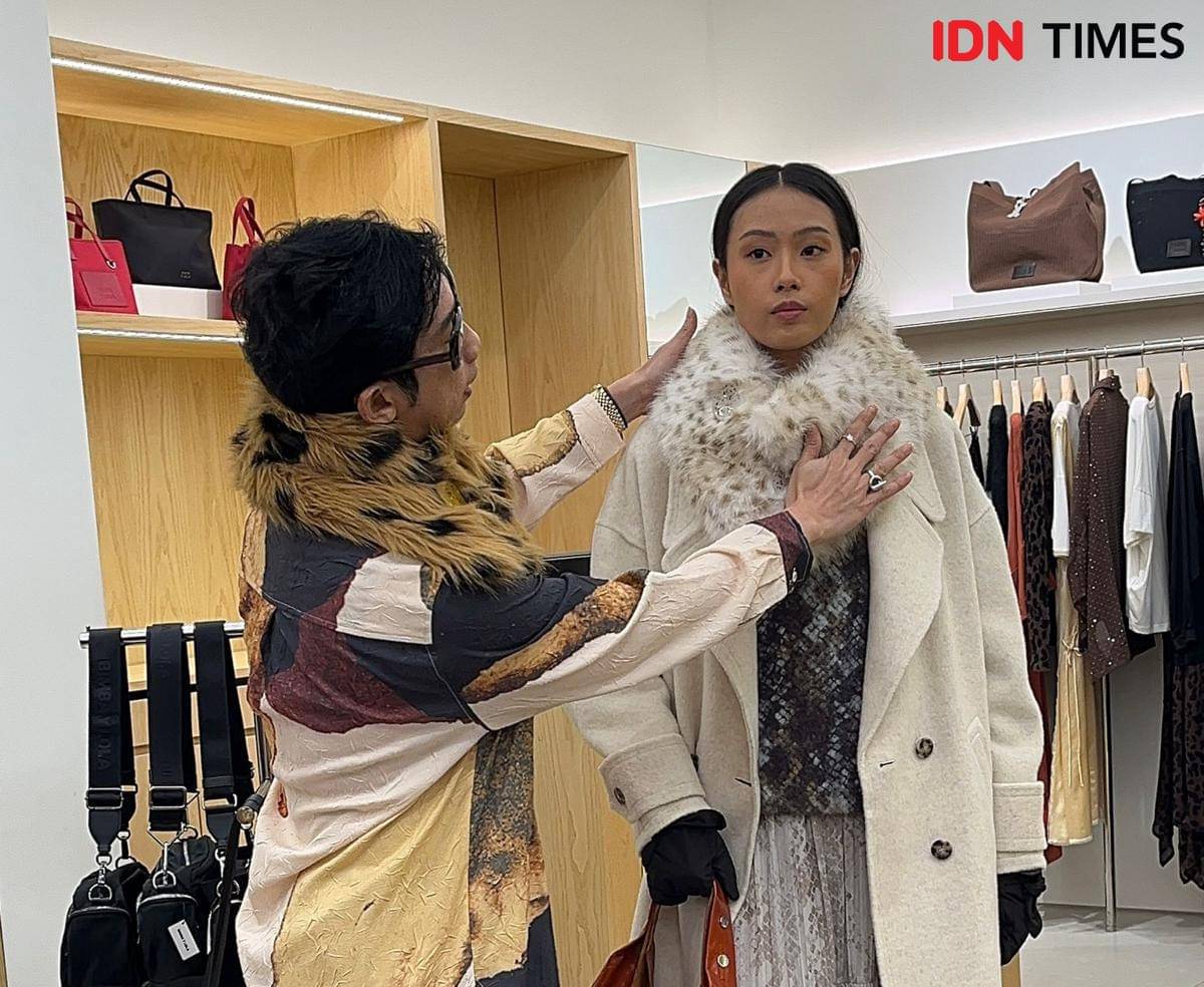 Adi Surantha dalam styling session di BIMBA Y LOLA pada Kamis (23/10/2025) di Grand Indonesia West Mall, Jakata Pusat (IDN Times/Nisa Zarawaki)