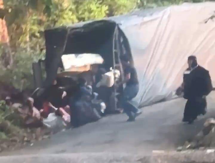 Truk Dalmas yang membawa rombongan siswa SMP IT Wahdah Islamiyah Gowa terbalik hingga membuat sejumlah siswa terlempar/Istimewa