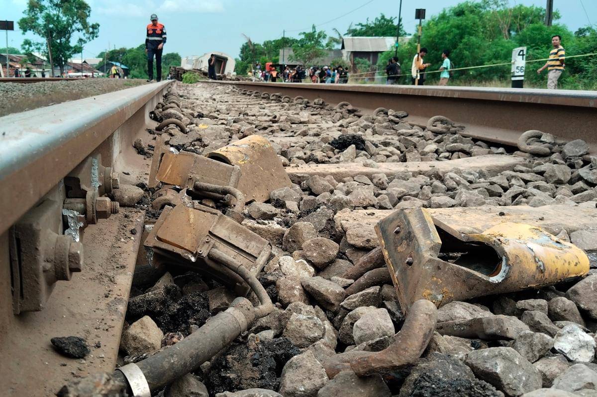 Petugas berjalan mendekati bagian rel yang rusak saat Kereta Api Purwojaya relasi Gambir Kroya mengalami anjlok di Emplasemen Stasiun Kedunggedeh, Kabupaten Bekasi, Jawa Barat, Sabtu (25/10/2025). (ANTARA FOTO/M Ali Khumaini)