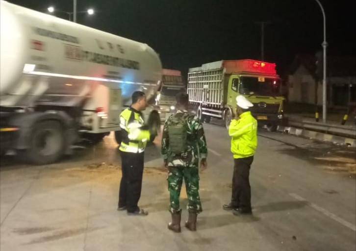 Petugas Satlantas Polres Musi Banyuasin bersama warga saat mengevakuasi dan memberikan pertolongan kepada korban kecelakaan lalu lintas di RSUD Bayung Lencir, Sabtu (25/10/2025) malam.