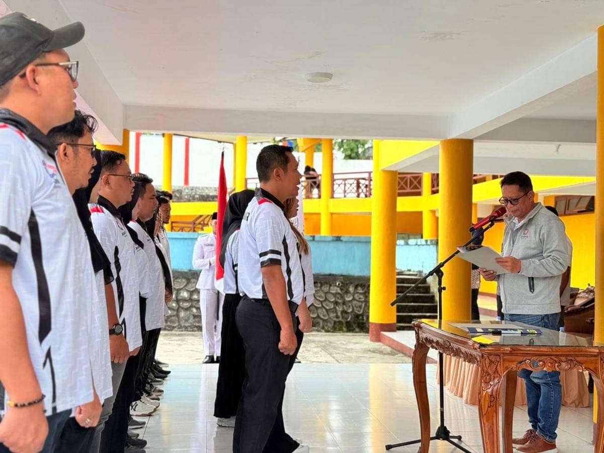 Ketua Akuatik Kaltim Alimuddin saat melantik pengurus Kukar