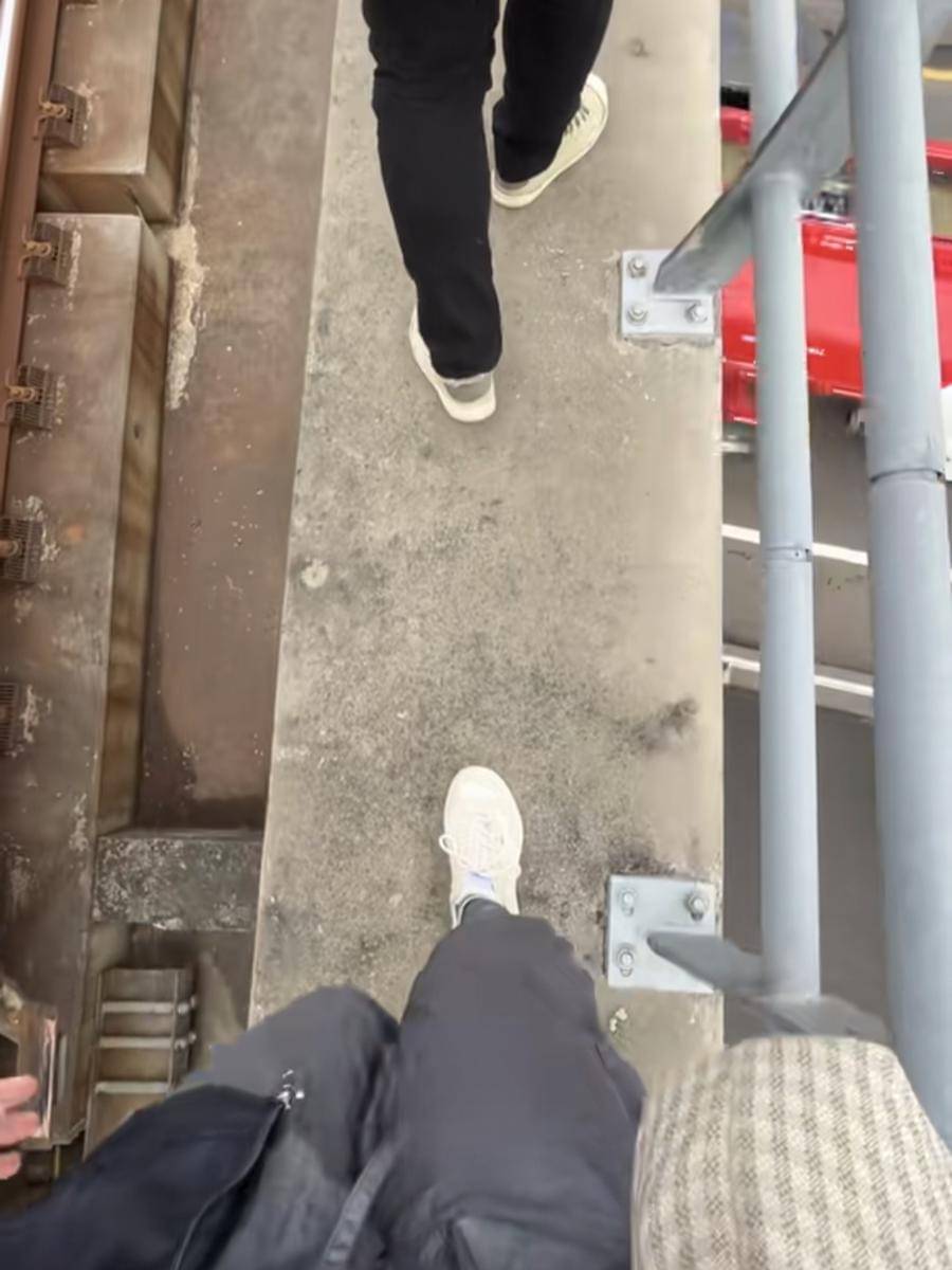 Viral penumpang LRT berjalan di atas rel