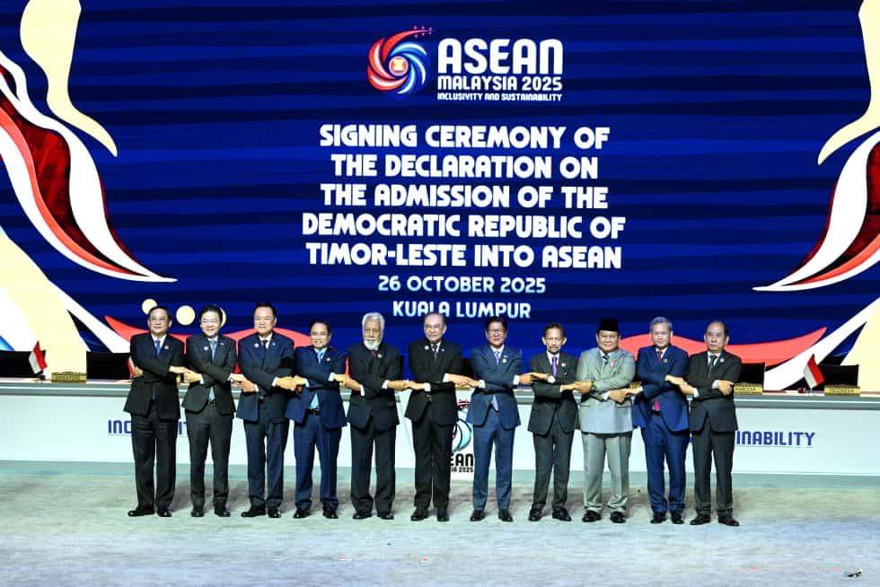 Para pemimpin negara ASEAN melakukan salam ASEAN Wave di KTT ke-47 ASEAN. (Dok. BPMI Setpres)