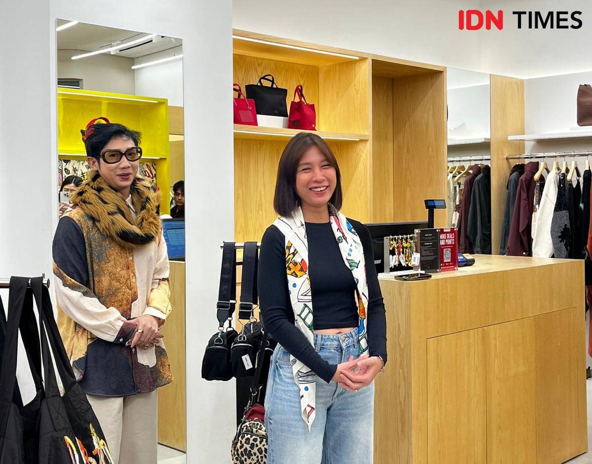 Adi Surantha dalam styling session di BIMBA Y LOLA pada Kamis (23/10/2025) di Grand Indonesia West Mall, Jakata Pusat (IDN Times/Nisa Zarawaki)