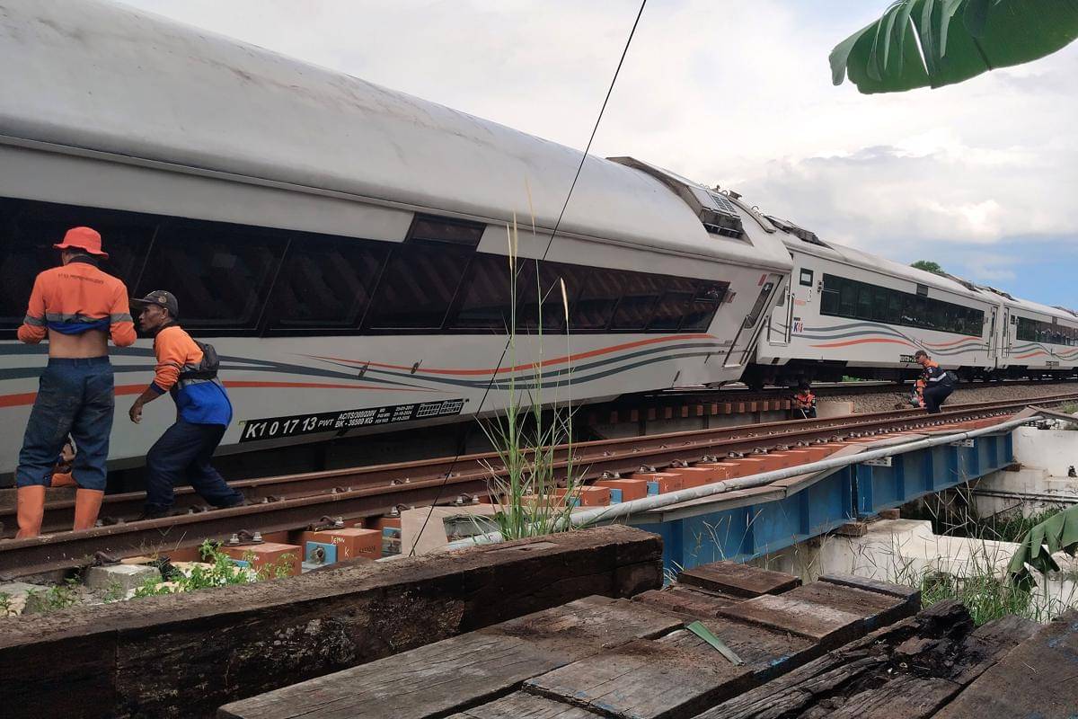 Petugas mengamati gerbong belakang dari Kereta Api Purwojaya relasi Gambir Kroya yang mengalami anjlok di Emplasemen Stasiun Kedunggedeh, Kabupaten Bekasi, Jawa Barat, Sabtu (25/10/2025). (ANTARA FOTO/M Ali Khumaini)