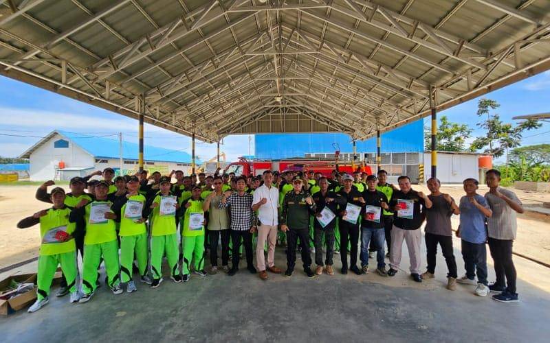 Para personel keamanan menerima penghargaan usai gagalkan pencurian sawit (dok.istimewa)