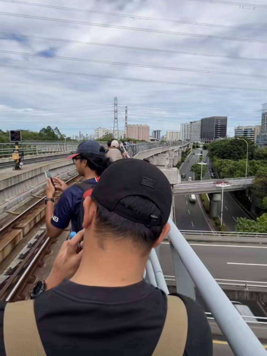 Viral penumpang LRT jalan kaki di atas rel
