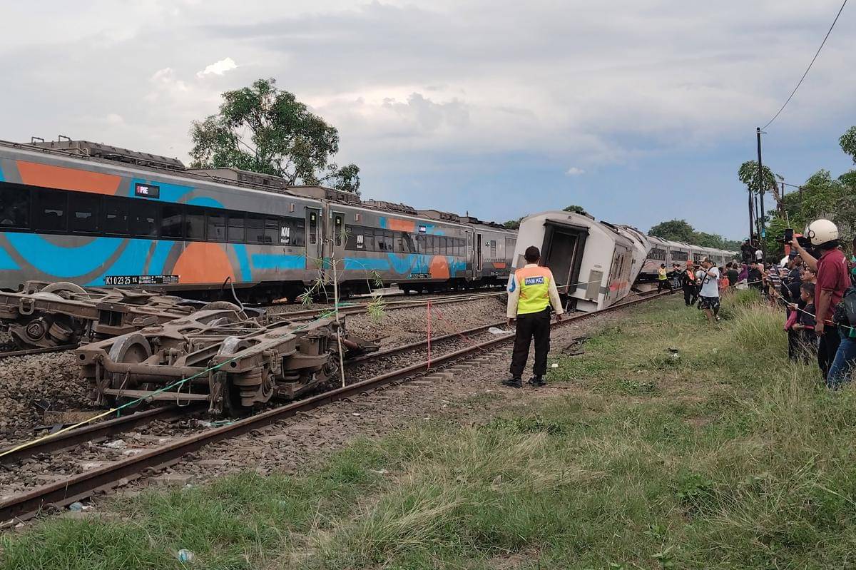 Petugas mengamati gerbong belakang dari Kereta Api Purwojaya relasi Gambir Kroya yang mengalami anjlok di Emplasemen Stasiun Kedunggedeh, Kabupaten Bekasi, Jawa Barat, Sabtu (25/10/2025). (ANTARA FOTO/M Ali Kumaini)