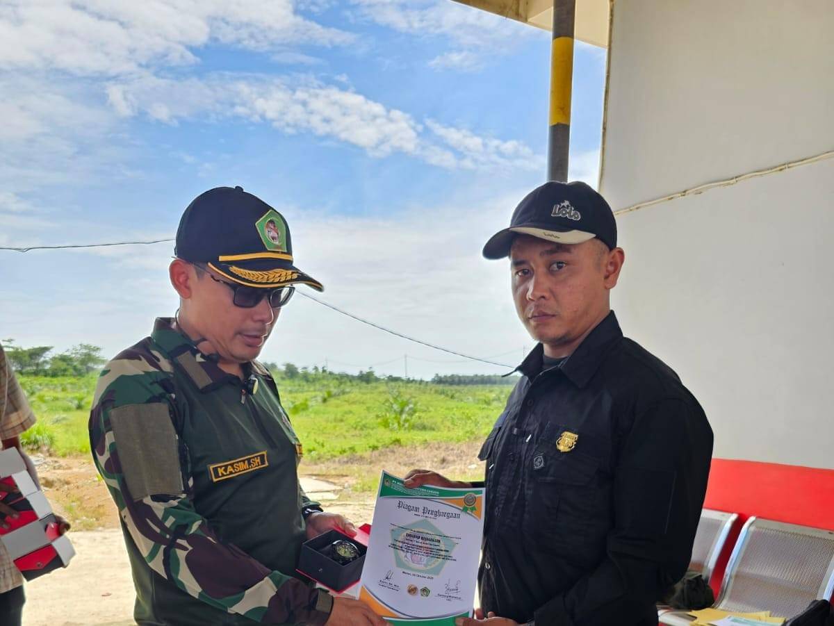 Kasim memberikan reward kepada petugas keamanan yang menggagalkan pencurian sawit (dok.istimewa)
