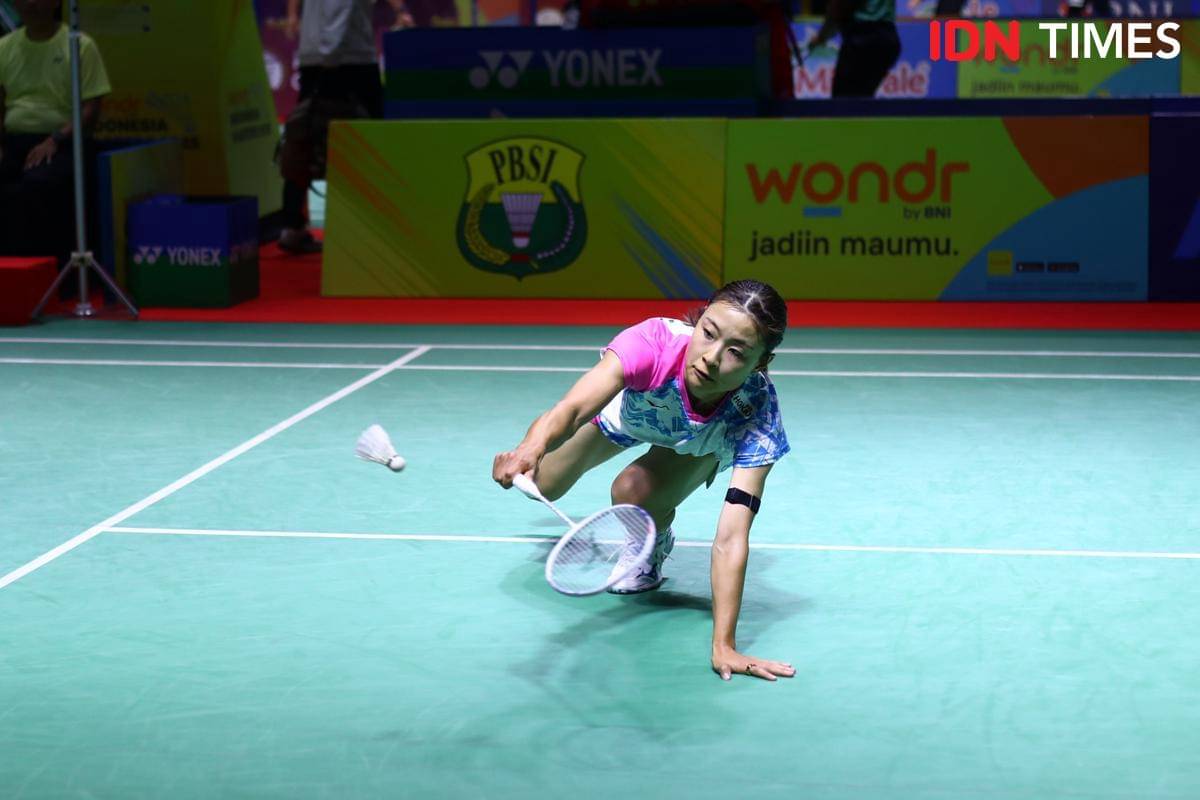 Tunggal putri Jepang Nozomi Okuhara memastikan gelar juara Indonesia Masters 2025 di GOR PBSI Sumut (IDN Times/Doni Hermawan)
