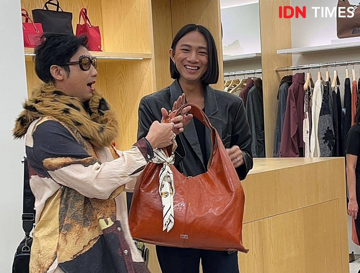 Adi Surantha dalam styling session di BIMBA Y LOLA pada Kamis (23/10/2025) di Grand Indonesia West Mall, Jakata Pusat (IDN Times/Nisa Zarawaki)