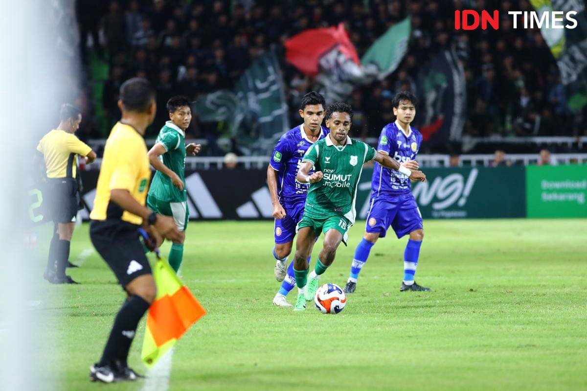 Duel PSMS kontra Persiraja di Stadion Utama Sumut pada lanjutan Championship, Sabtu (26/10/2025) (IDN Times/Doni Hermawan)
