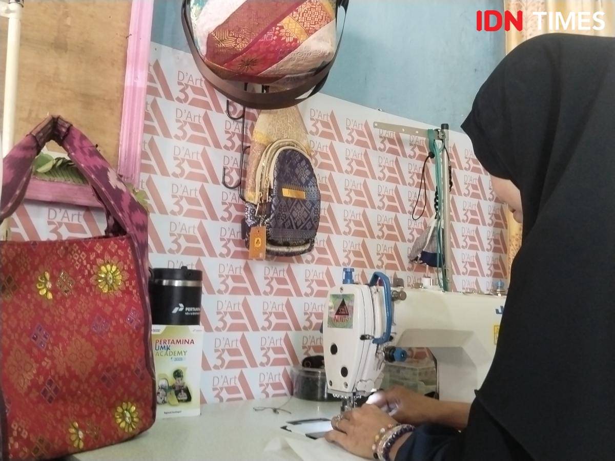Pelaku UMKM Palembang Sherlly yang merupakan peserta Pertamina UMK Academy 2025