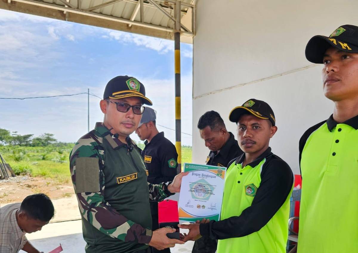 Kasim memberikan reward kepada petugas keamanan yang menggagalkan pencurian sawit (dok.istimewa)