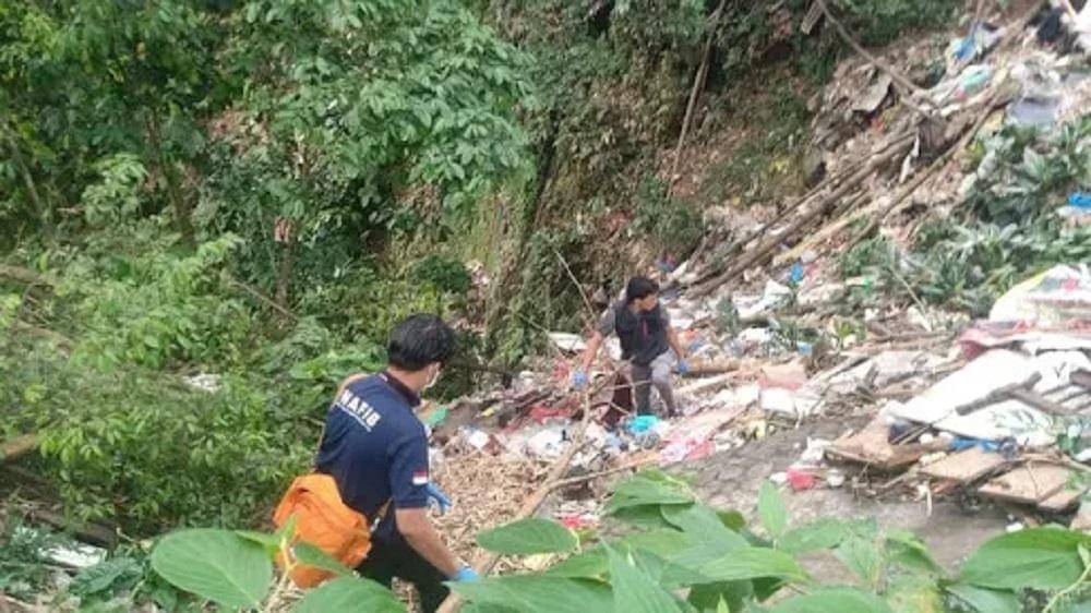 Petugas mencari potongan jasad bayi yang dibuang di Ngarai Sianok (Foto: Istimewa)