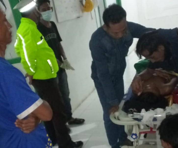 Petugas Satlantas Polres Musi Banyuasin bersama warga saat mengevakuasi dan memberikan pertolongan kepada korban kecelakaan lalu lintas di RSUD Bayung Lencir, Sabtu (25/10/2025) malam.