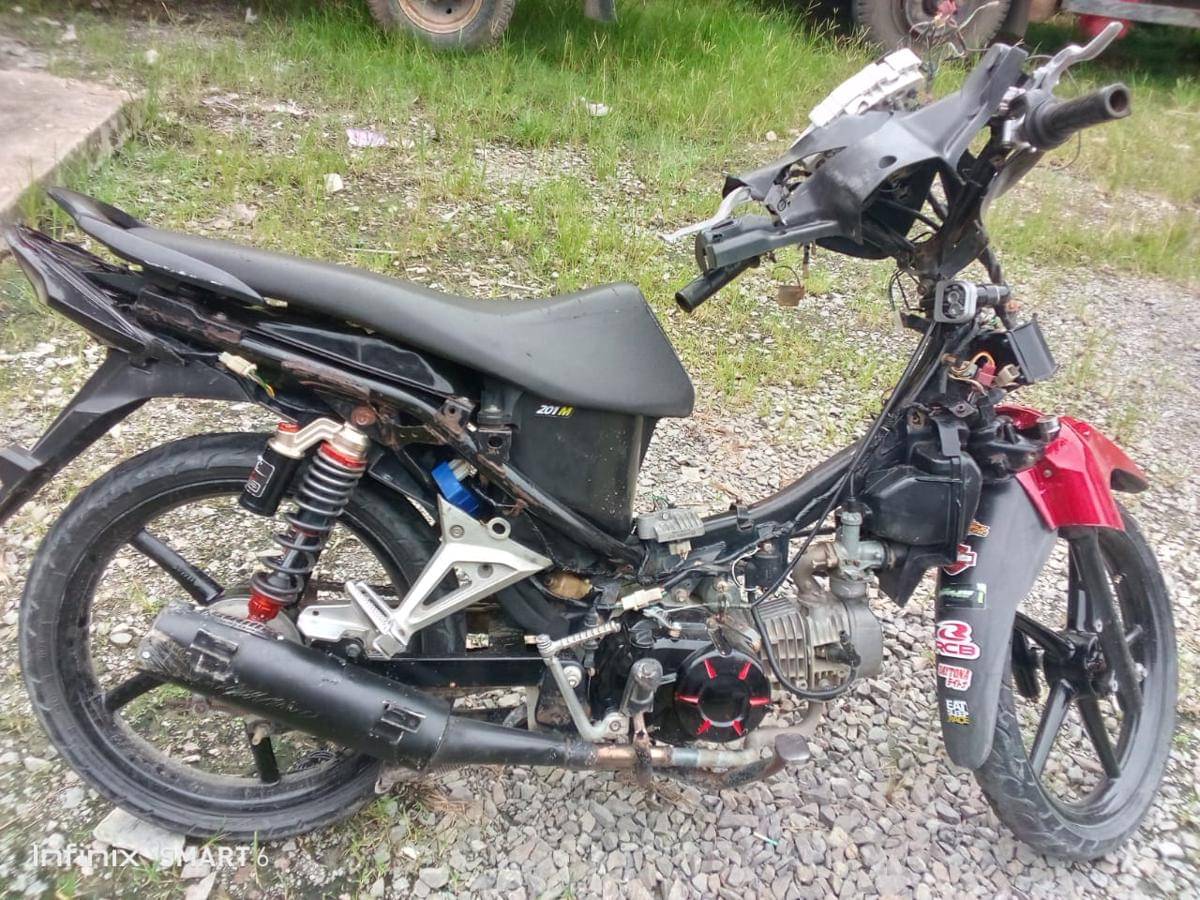 Petugas Satlantas Polres Musi Banyuasin bersama warga saat mengevakuasi dan memberikan pertolongan kepada korban kecelakaan lalu lintas di RSUD Bayung Lencir, Sabtu (25/10/2025) malam.