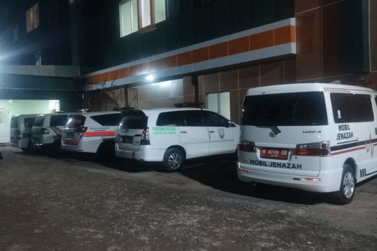 Empat mobil ambulans ke 3 rumah sakit di Kabupaten Pemalang membantu penanganan warga Kota Semarang yang menjadi korban kecelakaan bus pariwisata di Exit Tol Gandulan, Pemalang, Sabtu (25/10/2025). (Dok. Pemkot Semarang)