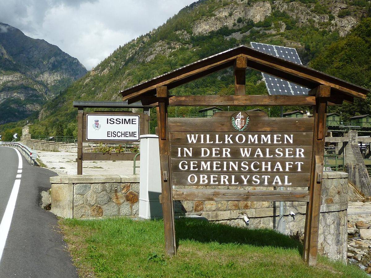 potret penanda masuk ke wilayah masyarakat Walser